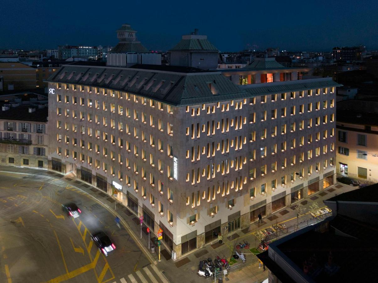 Radisson Collection Hotel, Santa Sofia Mailand Exterior foto The hotel at night