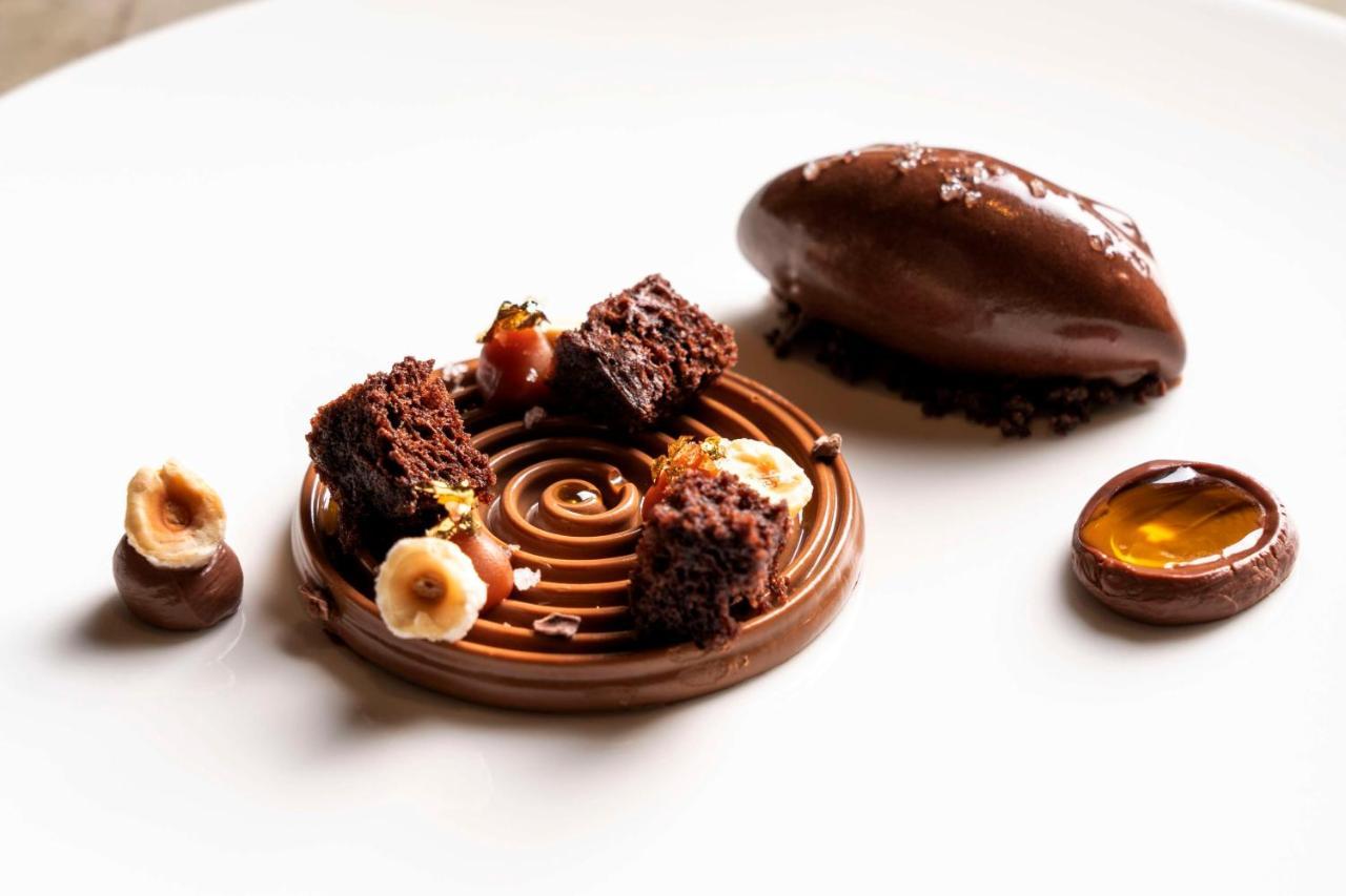 Radisson Collection Hotel, Santa Sofia Mailand Exterior foto Chocolate dessert