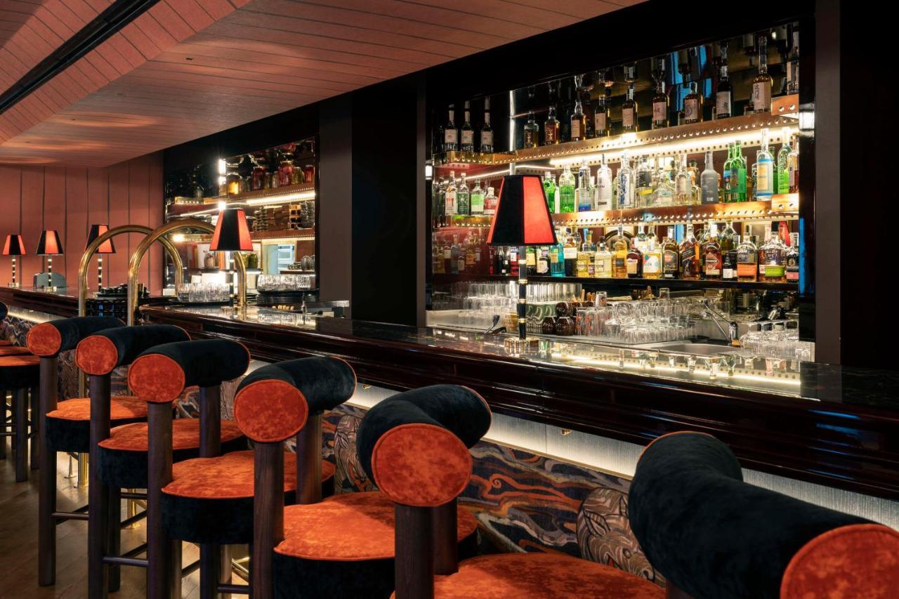 Radisson Collection Hotel, Santa Sofia Mailand Exterior foto The bar at the London Edition