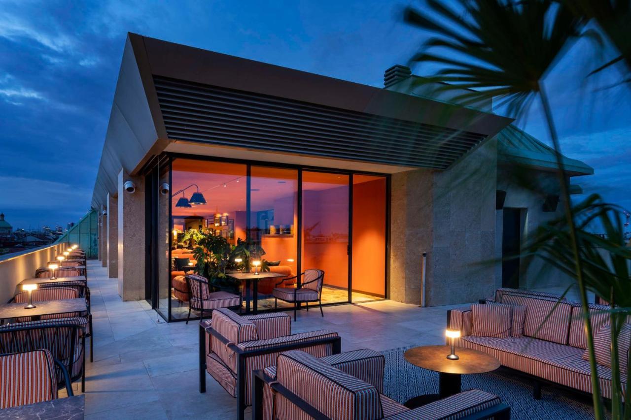 Radisson Collection Hotel, Santa Sofia Mailand Exterior foto The rooftop bar at the hotel