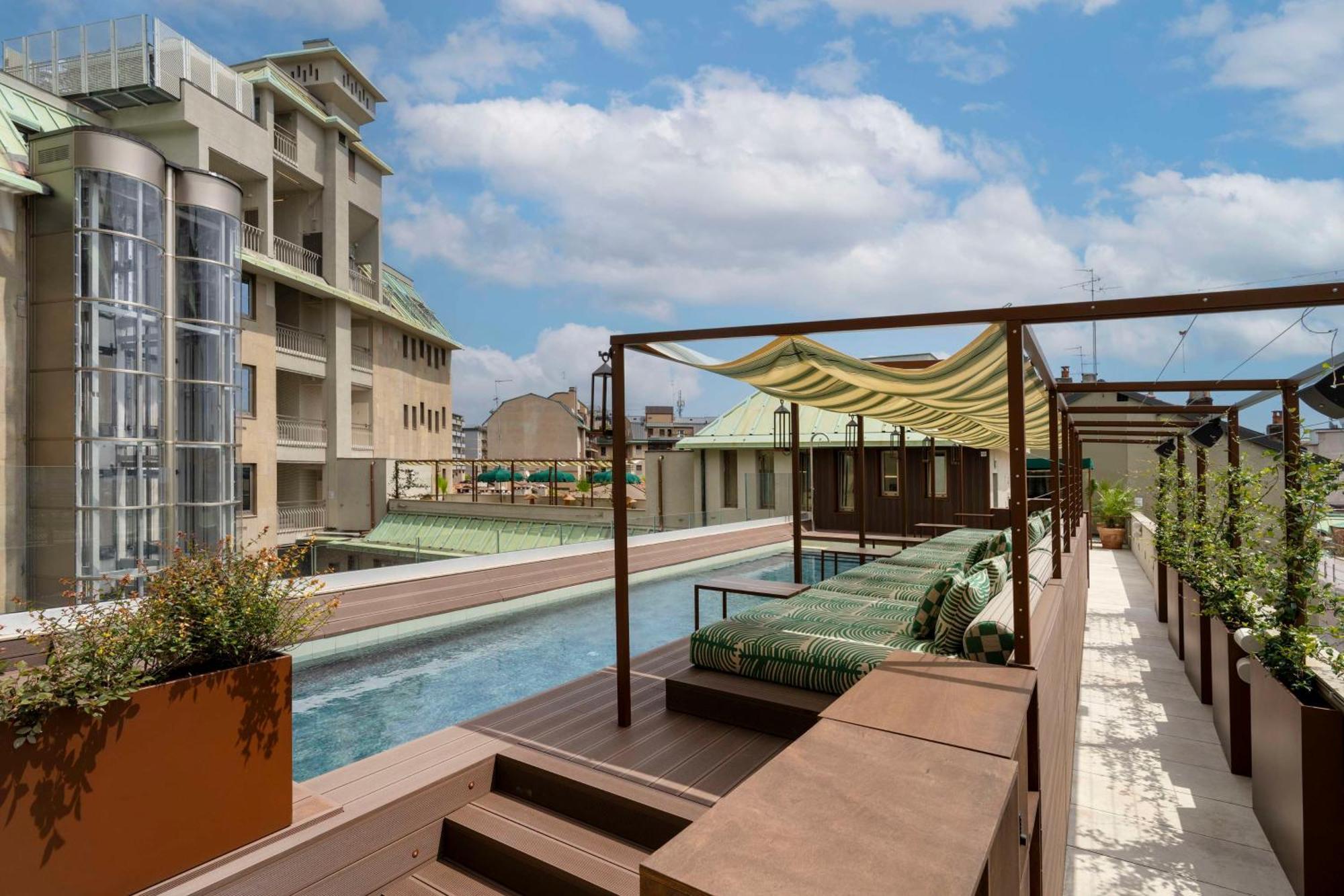 Radisson Collection Hotel, Santa Sofia Mailand Exterior foto The rooftop pool at the hotel