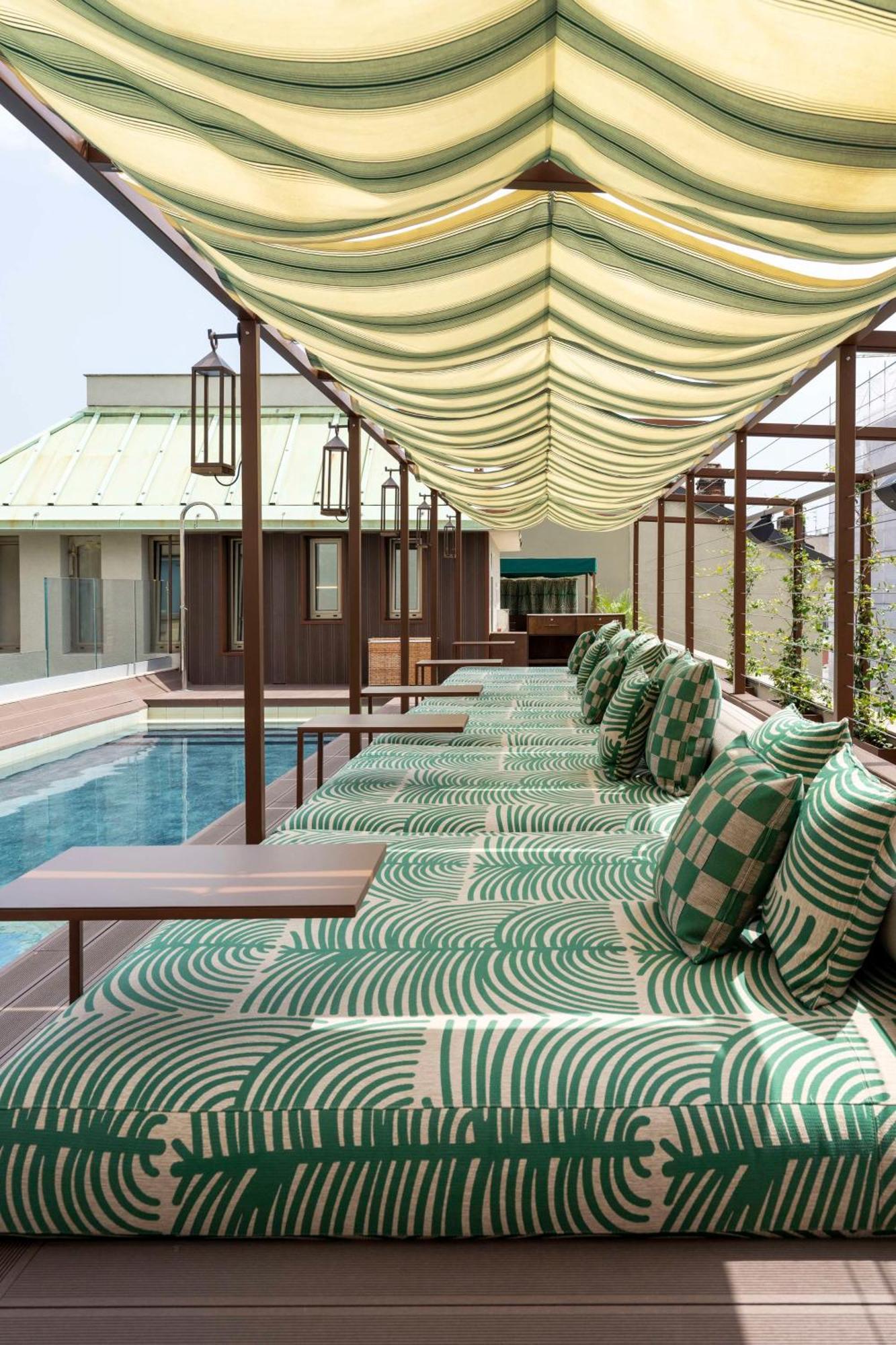 Radisson Collection Hotel, Santa Sofia Mailand Exterior foto The rooftop pool at the Mandarin Oriental, Paris