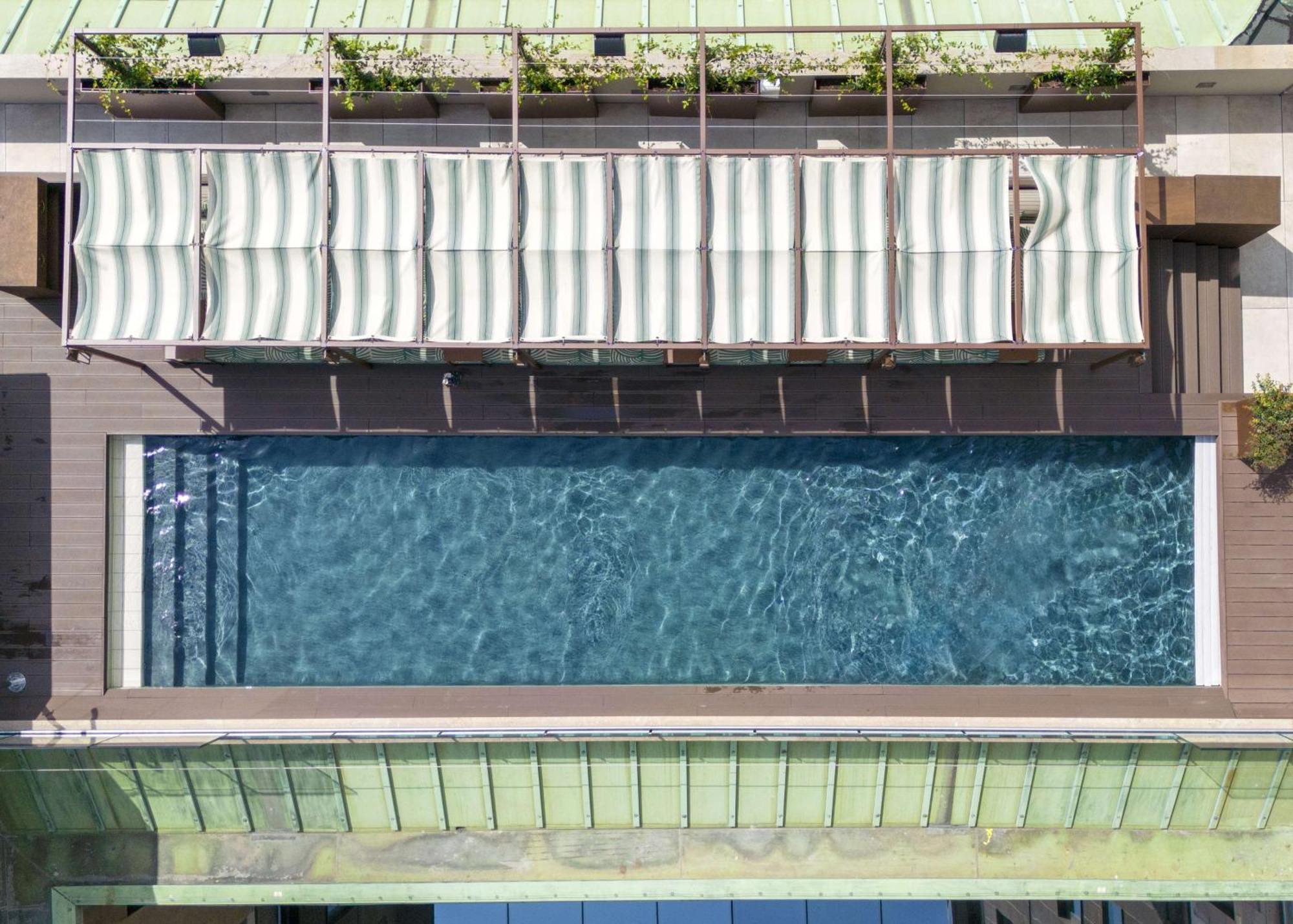 Radisson Collection Hotel, Santa Sofia Mailand Exterior foto The pool at the top of the hotel