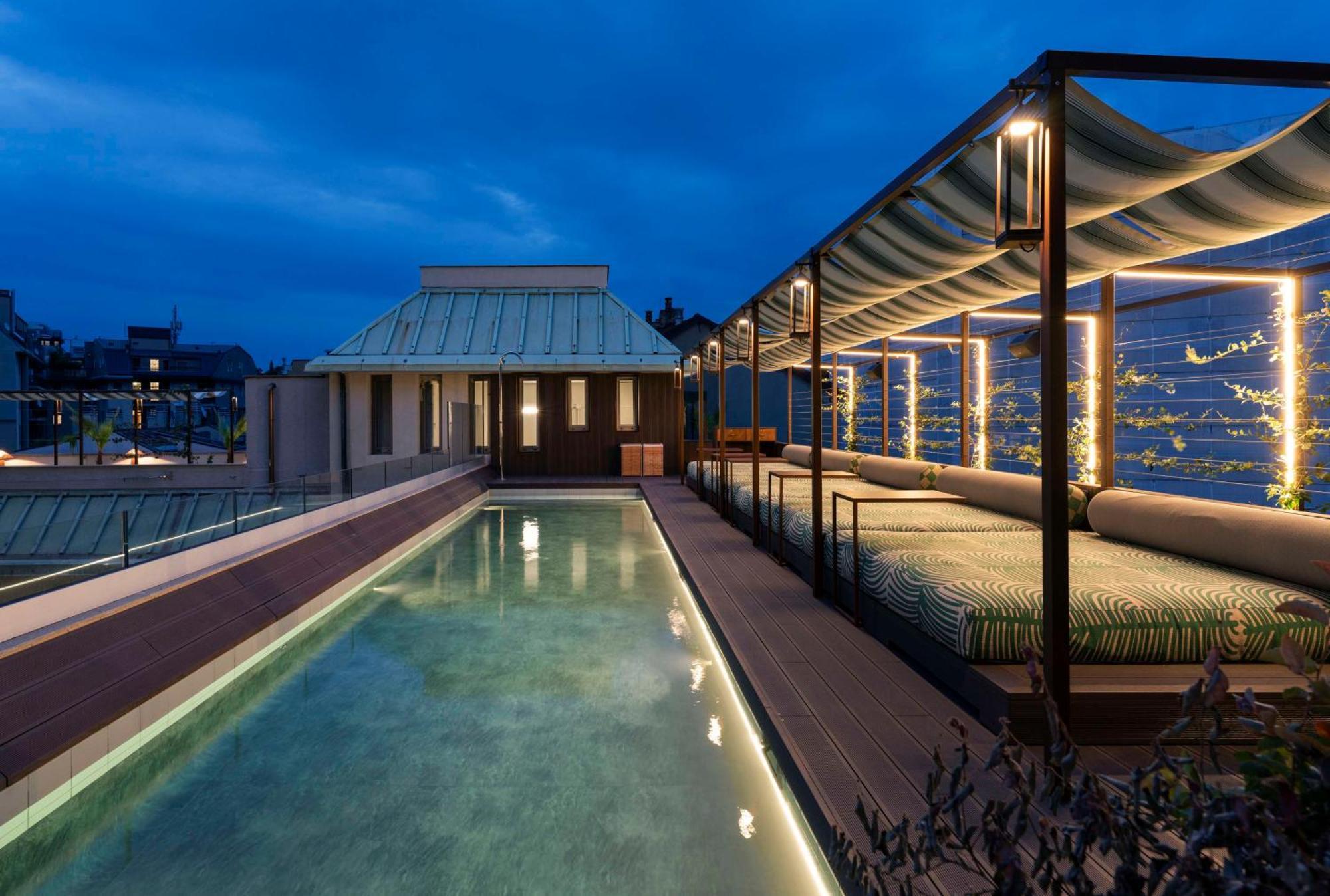 Radisson Collection Hotel, Santa Sofia Mailand Exterior foto The rooftop pool at the Mandarin Oriental