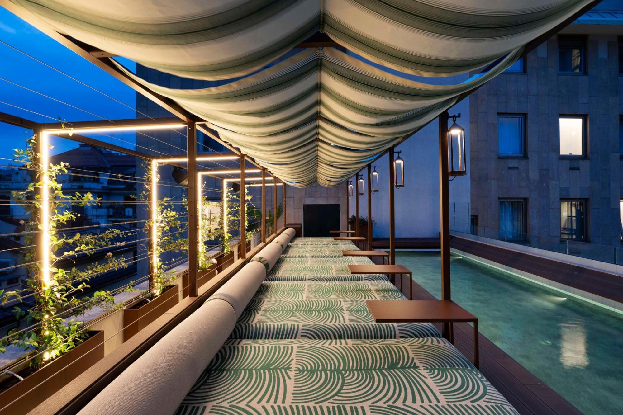 Radisson Collection Hotel, Santa Sofia Mailand Exterior foto The rooftop pool at the hotel